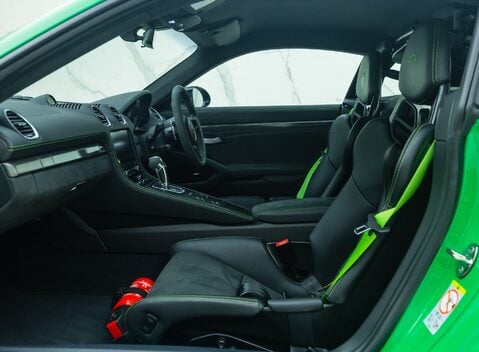 Porsche Cayman GT4 (718) 18