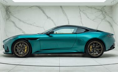 Aston Martin DB12 V8 5