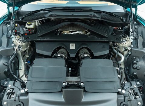 Aston Martin DB12 V8 32