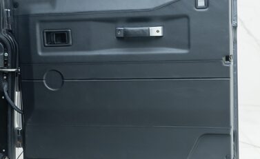 Land Rover Defender 90 ADVENTURE 25