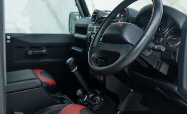 Land Rover Defender 90 ADVENTURE 13