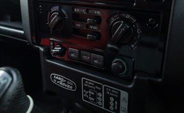 Land Rover Defender 90 ADVENTURE 23