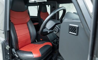 Land Rover Defender 90 ADVENTURE 14