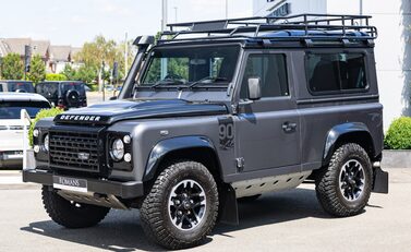 Land Rover Defender 90 ADVENTURE 2