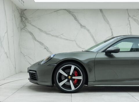 Porsche 911 Carrera S (992) 30