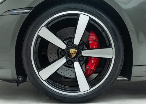 Porsche 911 Carrera S (992)