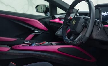 Lamborghini Revuelto 13