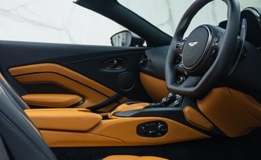 Aston Martin V8 Vantage ROADSTER 16