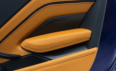 Aston Martin V8 Vantage ROADSTER 28