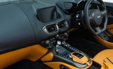 Aston Martin V8 Vantage ROADSTER 21