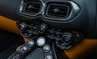 Aston Martin V8 Vantage ROADSTER 24