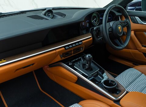 Porsche 911 SPORT CLASSIC (992) 18