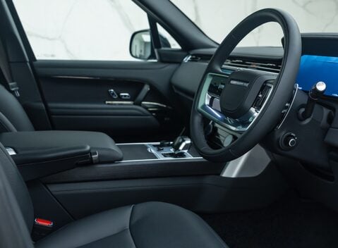 Land Rover Range Rover P530 SV 13