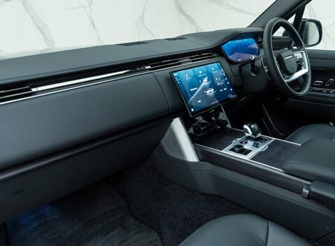 Land Rover Range Rover P530 SV 22