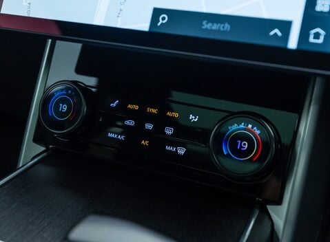 Land Rover Range Rover P530 SV 26