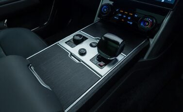 Land Rover Range Rover P530 SV 27