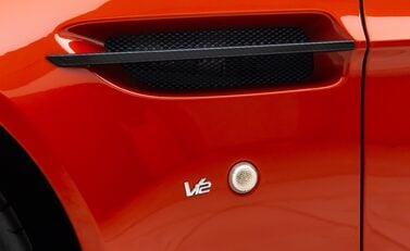 Aston Martin V12 Vantage S 31