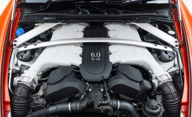 Aston Martin V12 Vantage S 37