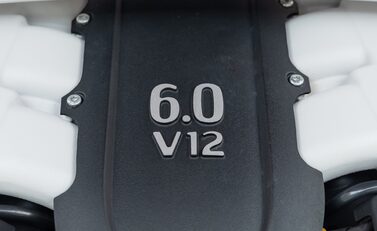 Aston Martin V12 Vantage S 38