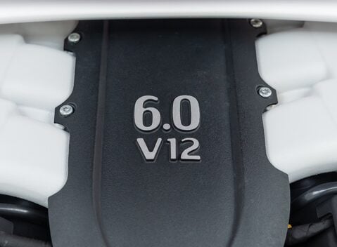 Aston Martin V12 Vantage S 38