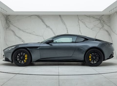 Aston Martin DB11 V8 5