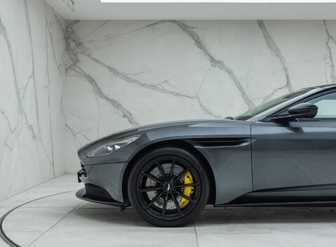 Aston Martin DB11 V8 30