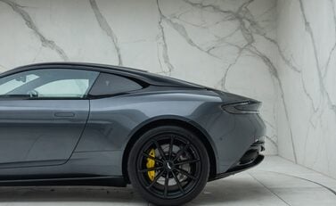 Aston Martin DB11 V8 31