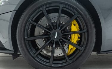 Aston Martin DB11 V8 26