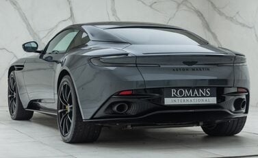Aston Martin DB11 V8 10