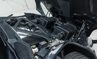 Aston Martin DB11 V8 32