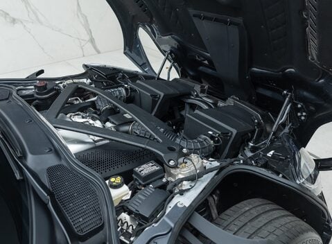 Aston Martin DB11 V8 32