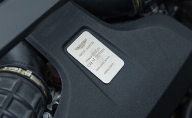 Aston Martin DB11 V8 34