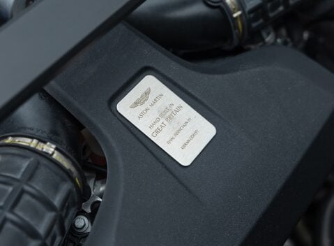 Aston Martin DB11 V8 34