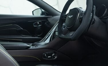 Aston Martin DB11 V8 13