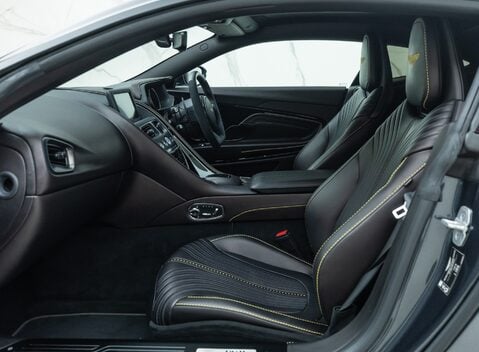 Aston Martin DB11 V8 17