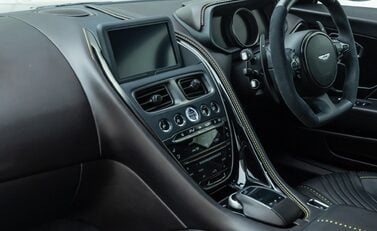 Aston Martin DB11 V8 18
