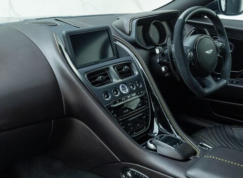 Aston Martin DB11 V8 18