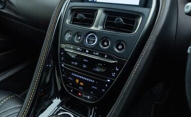 Aston Martin DB11 V8 21