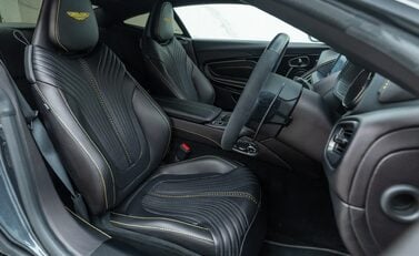 Aston Martin DB11 V8 14