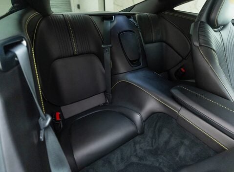 Aston Martin DB11 V8 16