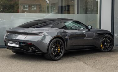 Aston Martin DB11 V8 4