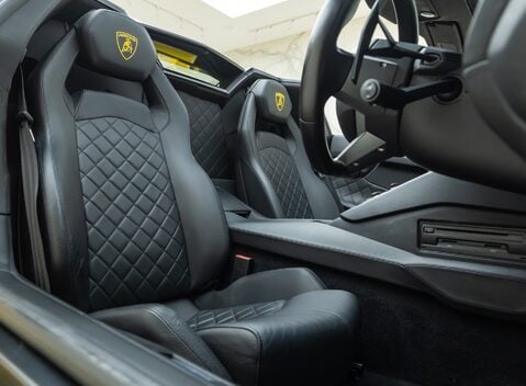 Lamborghini Aventador LP 700-4 ROADSTER 17