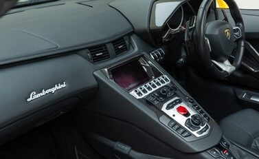 Lamborghini Aventador LP 700-4 ROADSTER 21