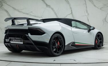 Lamborghini Huracan Spyder LP 640-4 PERFORMANTE 8