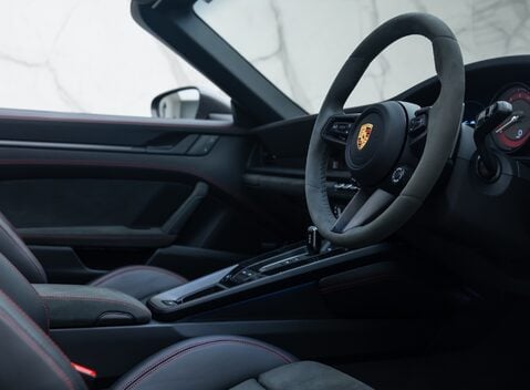 Porsche 911 Targa 4 GTS (992) 16