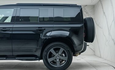 Land Rover Defender 110 D250 X-DYNAMIC HSE 35