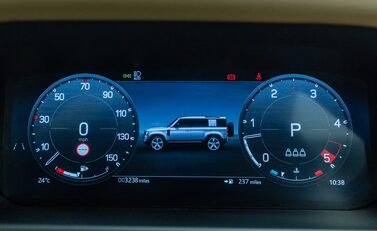 Land Rover Defender 110 D250 X-DYNAMIC HSE 22