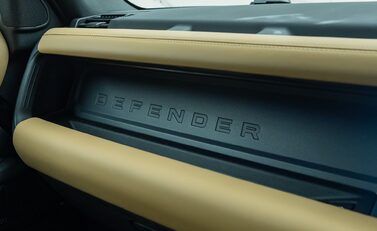 Land Rover Defender 110 D250 X-DYNAMIC HSE 24