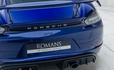 Porsche Cayman GT4 (718) 31
