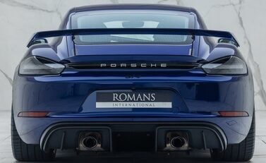 Porsche Cayman GT4 (718) 8